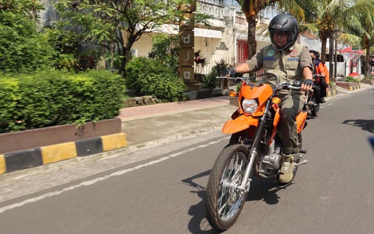Kepala BNPB Letjen TNI Suharyanto menggunakan sepeda motor menuju Desa Cibodas, Kecamatan Pacet, Kabupaten Cianjur, Provinsi Jawa Barat, Minggu (27/11).