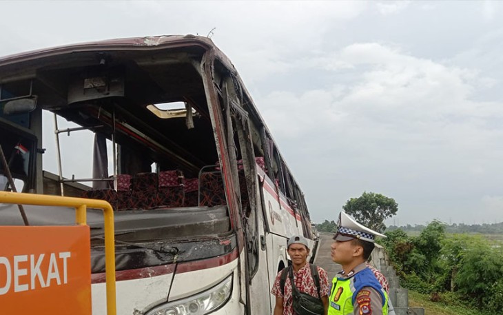 Pasca bus terguling dalam kondisi kaca pecah
