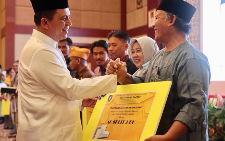 Gubernur Kepulauan Riau H. Ansar Ahmad saat menyerahkan bantuan secara simbolis ke Mubaligh di Kota Tanjungpinang.