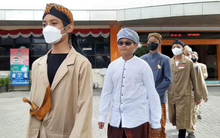 Sejumlah siswa SMP Muhammadiyah PK Kottabarat Surakarta mengenakan kostum ala tokoh pahlawan nasional saat mengikuti acara jalan sehat memperingati Hari Pahlawan, pada Jumat (11/11/2022).