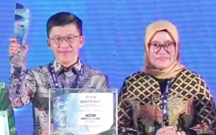 Kepala Dinas Kominfo Kepri Hasan, S.Sos (kiri) saat terima penghargaan dari Kominfo RI, di Marriot Hotel, Yogyakarta Kamis (24/11). 