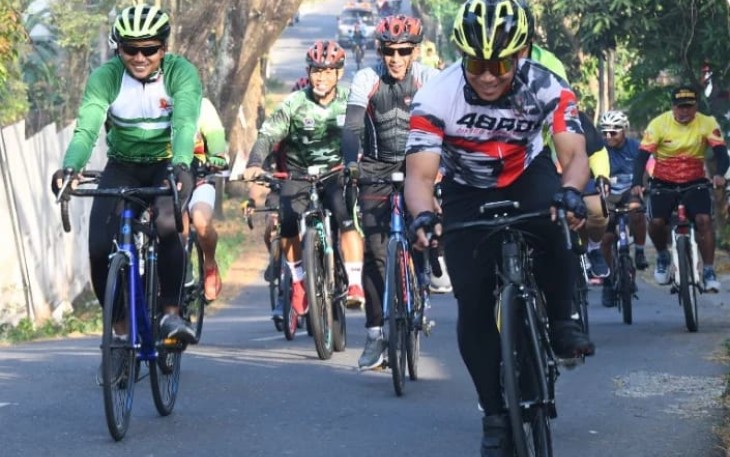 Danrem Kolonel Deni saat Gowes Bareng dengan Anggota Denhub Madiun