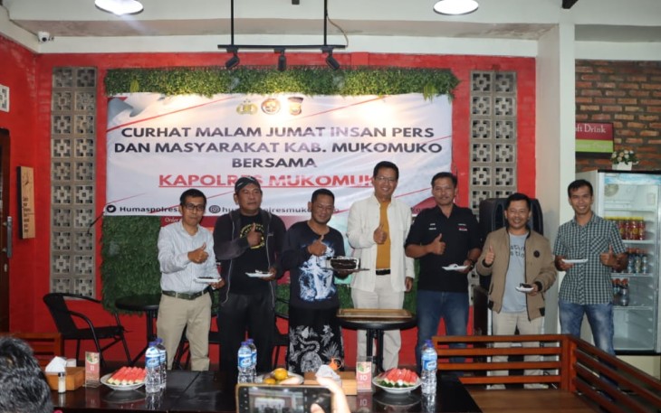 Kapolres Mukomuko saat “Curhat Malam Jum’at” bersama Insan Pers