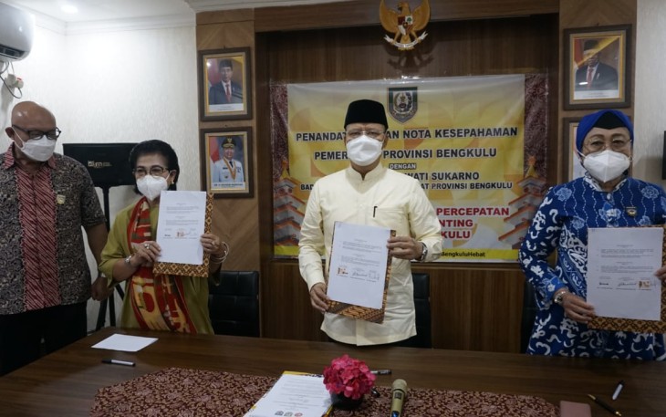 Gubernur Rohidin saat penandatangan kesepahaman bersama Yayasan Fatmawati dan Badan Musyawarah Masyarakat Provinsi Bengkulu di Jakarta, Sabtu 9 April 2022. 