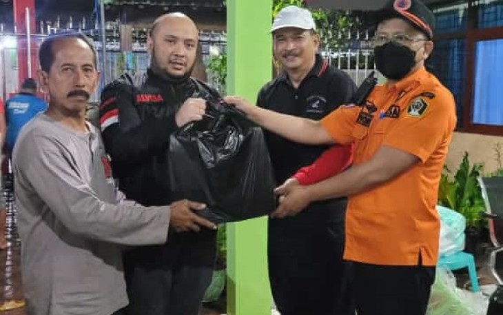 Politisi Gerindra saat Bagikan Nasi Kotak ke Korban Banjir