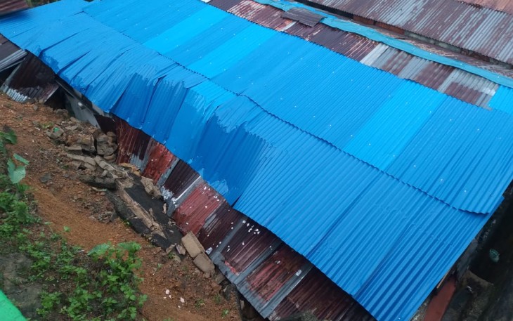 Salah satu rumah yang terkena longsor
