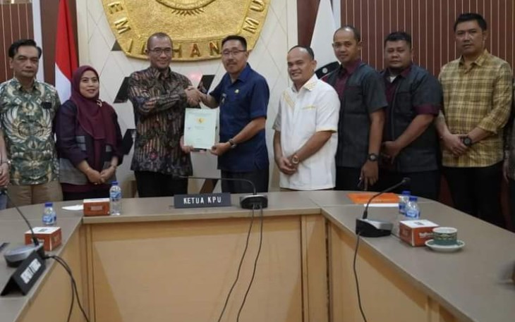 Penyerahan sertifikat tanah oleh Bupati Labuhanbatu Selatan, H. Edimin kepada Ketua KPU RI Hasyim Asy'ari di Kantor KPU RI, Jln. Imam Bonjol Jakarta Pusat, Selasa (26/07/22).