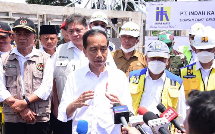 Presiden Jokowi didampingi Menteri PUPR Basuki Hadimuljono, Menteri Koordinator Bidang Perekonomian Airlangga Hartarto, Menteri Koordinator Bidang Pembangunan Manusia dan Kebudayaan Muhadjir Effendy dan Kepala BNPB Suharyanto saat meninjau progres pembangunan rumah bagi warga yang akan direlokasi pasca gempa di Cianjur, Senin (5/12/2022).