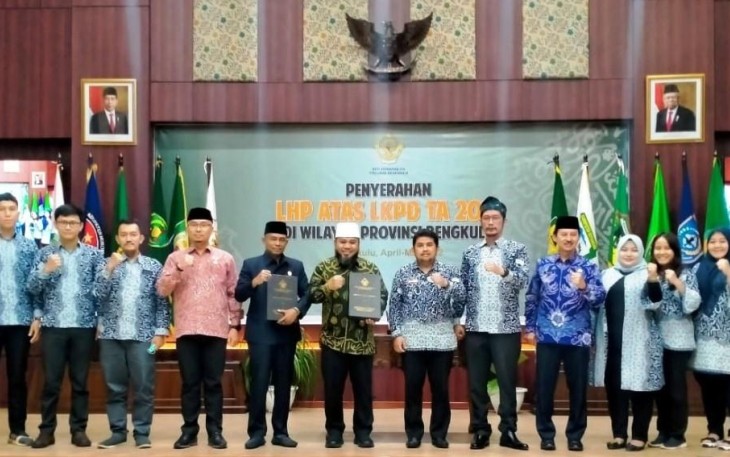 Walikota Bengkulu Helmi Hasan didampingi Kepala BPKAD Yudi Susanda,Ketua DPRD Suprianto usai menerima penghargaan Opini WTP. Jumat 20 Mei 2022. Foto/Dok