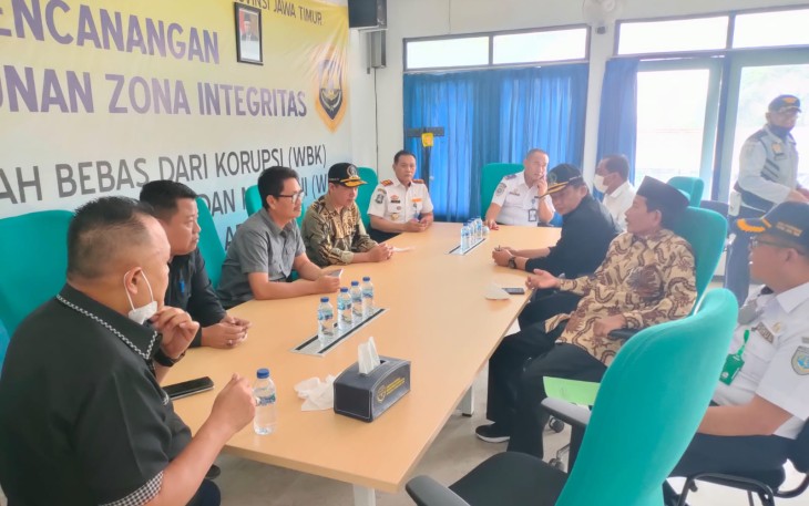 Dokter Agung saat Pimpin Sidak Komisi D ke Terminal Terminal Arjosari dan Bandara Abdurrahman Saleh 