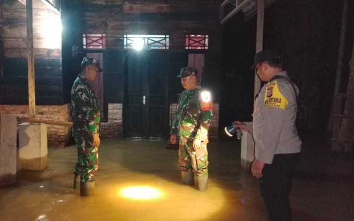 Bhabinkamtibmas bersama Babinsa Peureulak Barat Terus Pantau Desa Binaan