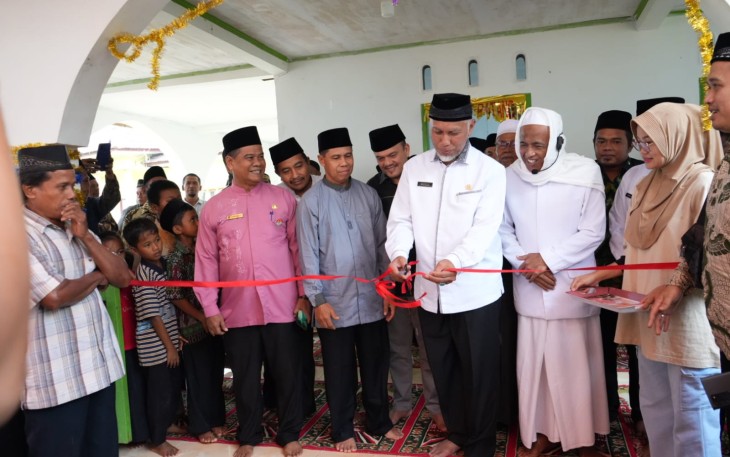 Peresmian Masjid ditandai dengan pemotongan pita dan penandatanganan prasasti Masjid.