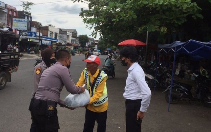 Polres Bengkulu Utara saat Bagi Paket Bantuan