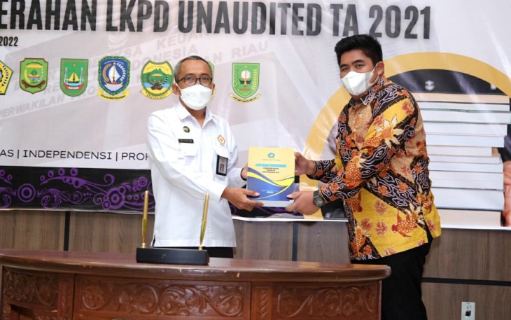 Penyerahan LKPD Unaudited 2021 ke BPK oleh Plt Bupati Bintan