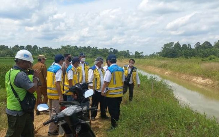 Kapolsek Pantee Bidari saat Dampingi Menteri PUPR Tinjau Jaringan Irigasi Jambo Aye Sayap Kanan