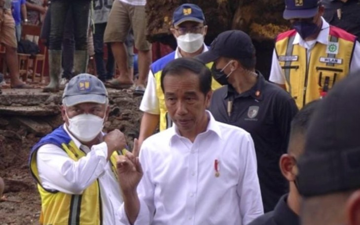Menteri PUPR Basuki Hadimuljono saat dampingi Presiden Jokowi dalam meninjau penanganan gempa di Cianjur, Jawa Barat, Kamis (24/11/2022). 