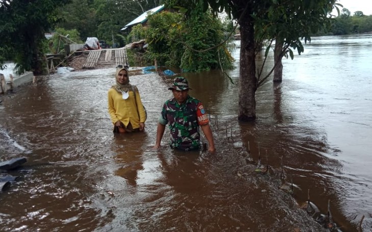 Babinsa Kelurahan Marang saat Cek Kondisi Banjir 