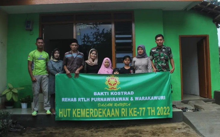 Foto bersama usai perehapan rumah selesai
