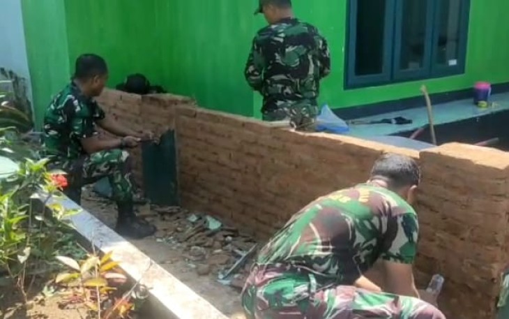 Personel Koramil 0801/01 Pacitan saat Benahi Pangkalan 