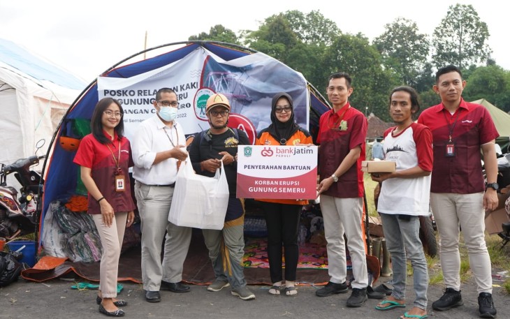 Hanif Julhansyah (Pemimpin Bank Jatim Cabang Lumajang) di posko darurat Lapangan Candipuro, Rabu (7/12/2022).