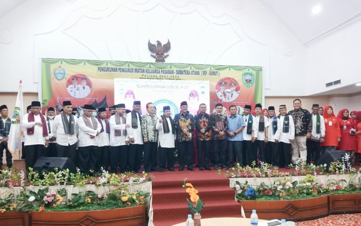 Foto bersama usai pelantikan dan pemberian bantuan ke korban gempa