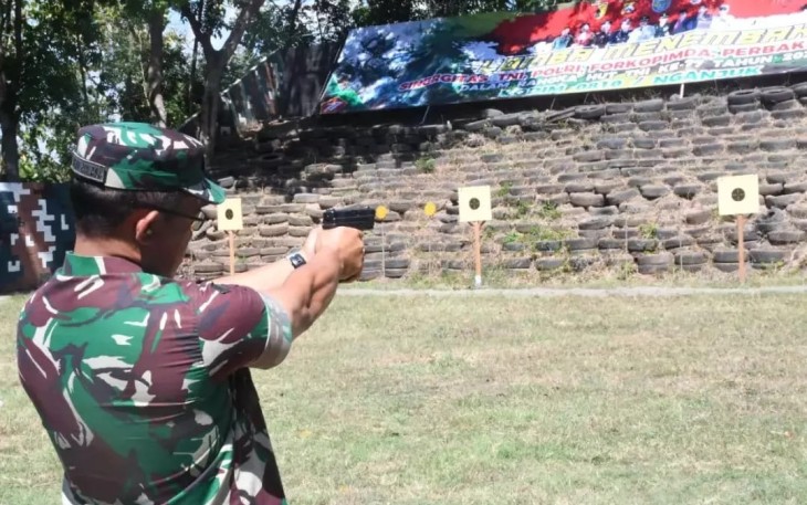 Danrem Kolonel Deni saat Ikuti Lomba Menembak Sinergitas HUT ke-77 TNI di Nganjuk