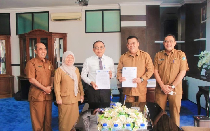 Penandatanganan kerja sama antara Pj Sekda Bintan Rony Kartika dan Pimpinan Bank Riau Kepri Cabang Bintan, Selasa (09/08) di Ruang Kerja Sekda Bintan.