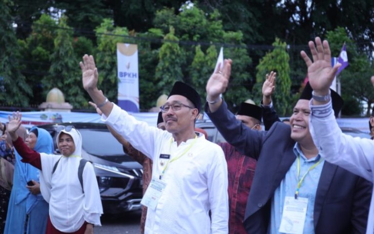 Bupati Labusel saat Melepas Jamaah Haji Kloter 2 Emberkasi Medan 