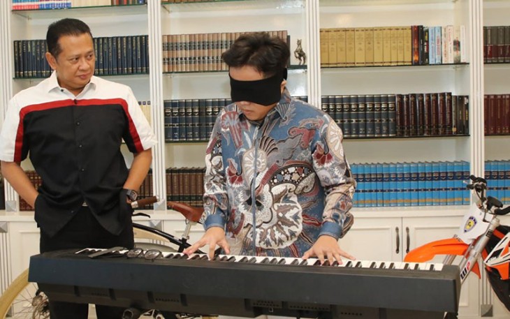 Pianis Jefri Setiawan Pecahkan Rekor Dunia Bermain Piano Selama 7 Jam dengan Mata Tertutup