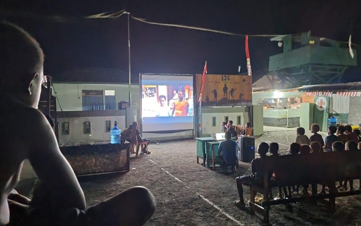 Satgas Yonif 126/KC saat Gelar Nonton Bareng Bersama Anak-Anak dan Masyarakat Papua Se Distrik Waris