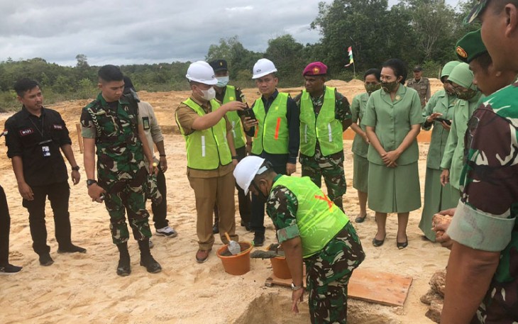 Danrem 033/WP saat Resmi Letakkan Batu Pertama Makodim Lingga