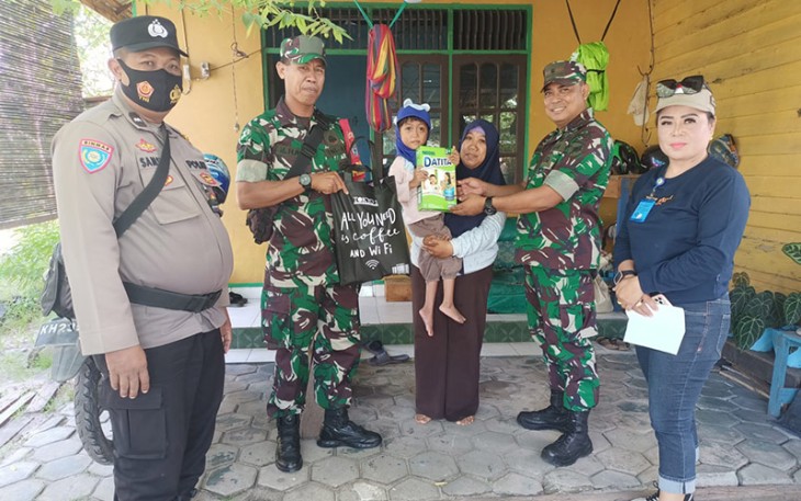 Danramil 1016-01 Pahandut saat memberikan bantuan tali asih berupa bingkisan sembako dan susu kepada anak Stunting