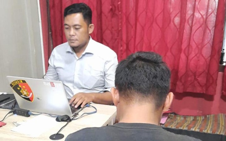 Tersangka saat diperiksa penyidik