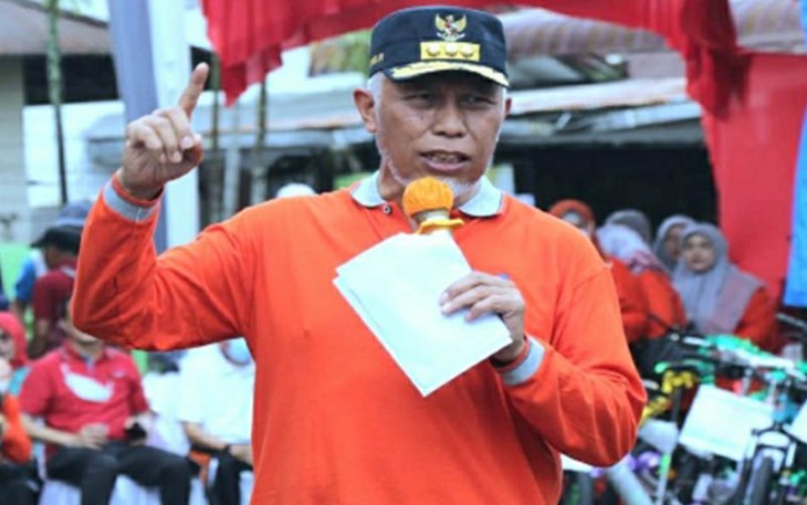Gubernur Sumbar Mahyeldi saat memberikan sambutan pada kegiatan Silaturahim dan Temu Ramah Insan Kesehatan Sumbar di halaman kantor Dinas Kesehatan Sumbar.
