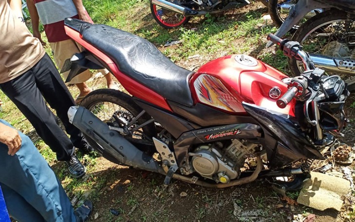 Kondisi motor Yamaha Vixion tampak ringsek bagian depan pasca tabrakan.