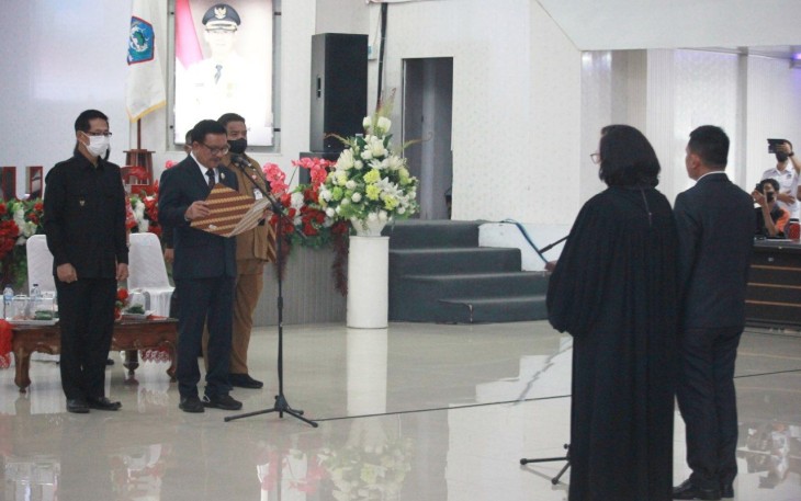 Walikota Bitung, Maurits Mantiri bersama Wakil Walikota Bitung, Hengky Honandar saat melantik pejabat Sekda Kota Bitung yang baru