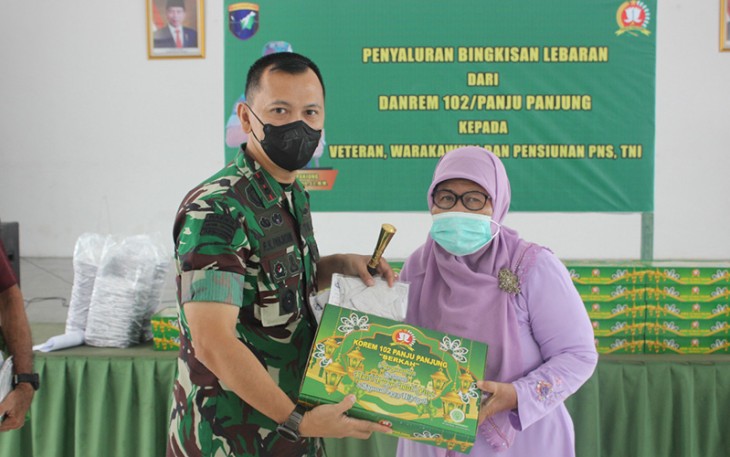 Dandim saat Salurkan Bingkisan Lebaran Danrem 102/Pjg Kepada Veteran, Warakawuri dan Pensiunan PNS TNI 