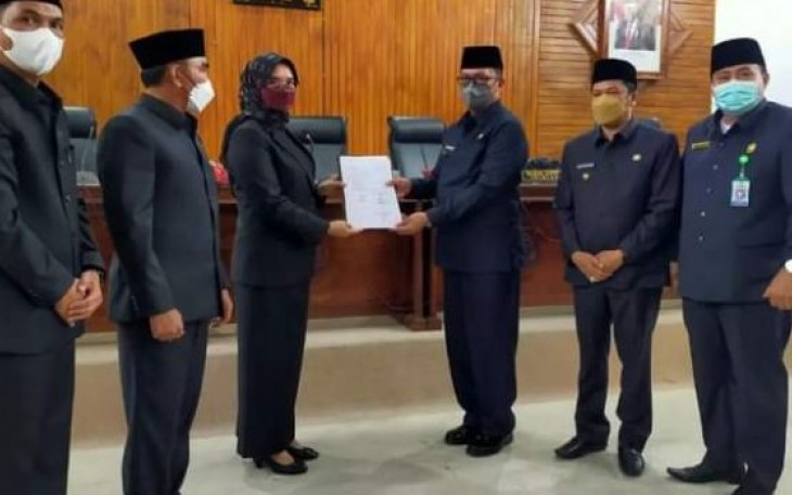 Foto bersama usai penandatanganan nota kesepakatan pembahasan Ranperda APBD 2022