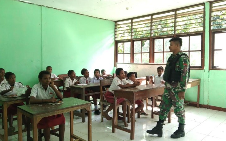 Anggota Satgas Yonif 126/KC Menjadi Gadik di Perbatasan Papua