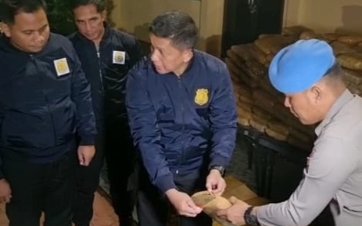 Kapolrestabes Medan saat Cek Tangkapan Ganja 1,3 Ton 