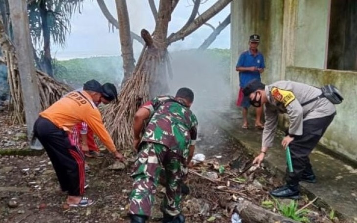 Bhabinkamtibmas Polsek Semidang Alas Maras Gotong Royong bersama Masyarakat
