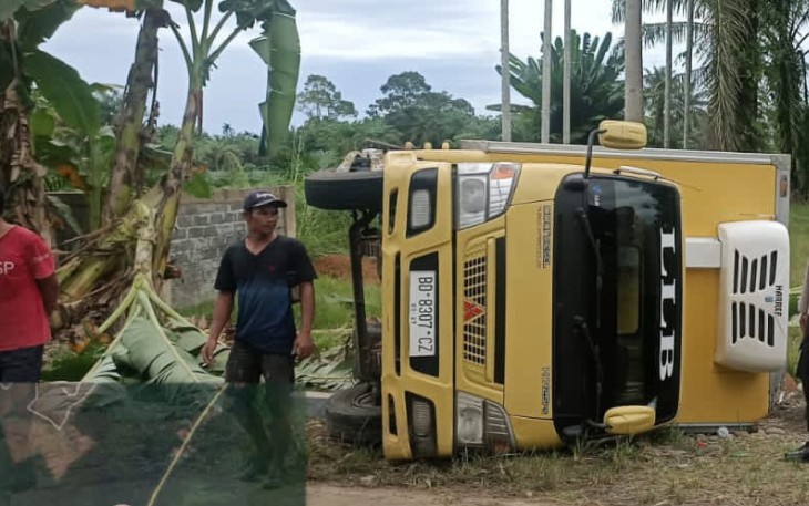 Truk Muat Udang Kelong pasca Terbalik 