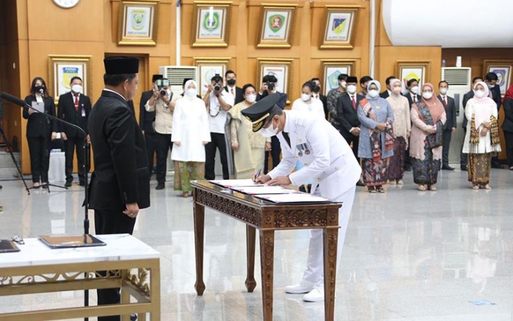 Mendagri Muhammad Tito Karnavian saat resmi melantik Kepala Sekretariat Presiden Heru Budi Hartono sebagai Penjabat Gubernur DKI Jakarta menggantikan Anies Baswedan di Gedung Sasana Bhakti Praja Kantor Pusat Kemendagri, Senin (17/10/2022).
