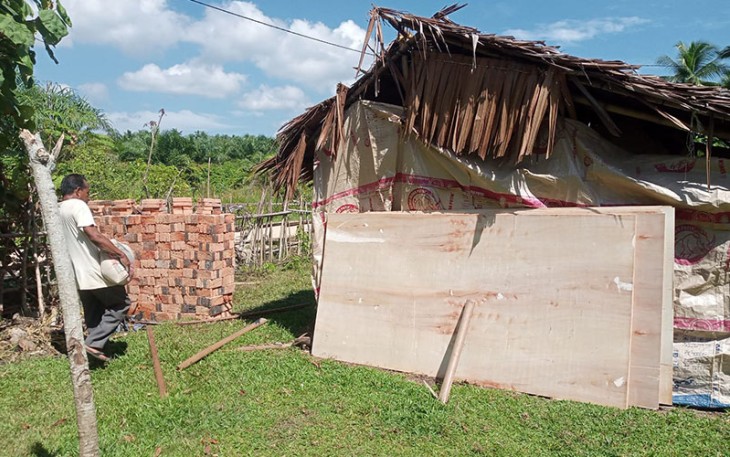 Tampak material untuk pembangunan rumah warga kurang mampu disiapkan