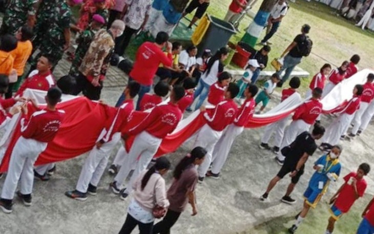 Pembentangan Bendera Merah Putih sepanjang 27 meter oleh Paskibraka Kota Bitung pada pembukaan FPSL Kota Bitung 2022