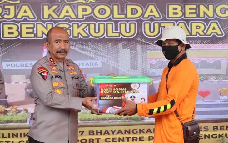 Kapolda Bengkulu Irjen Pol Drs Agung Wicaksono, M.Si saat memberikan bantuan sosial berupa sembako kepada salah satu Warga Bengkulu Utara, Selasa (22/11/2022).