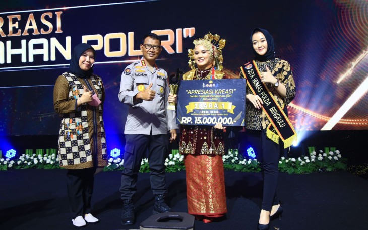 Pemberian penghargaan serta plakat juara lomba setapak perubahan polri