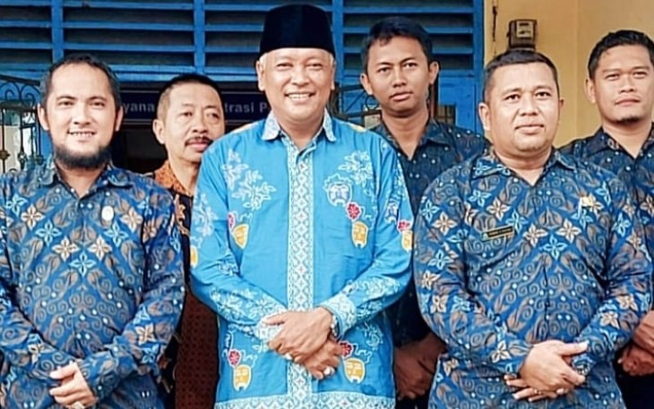 Ketua Komisi I DPRD Kabupaten Bintan Hasriawadi (tengah) saat berkunjung ke Kelurahan Sungai Lekop, Kecamatan Bintan Timur, Kamis (23/06/2022).