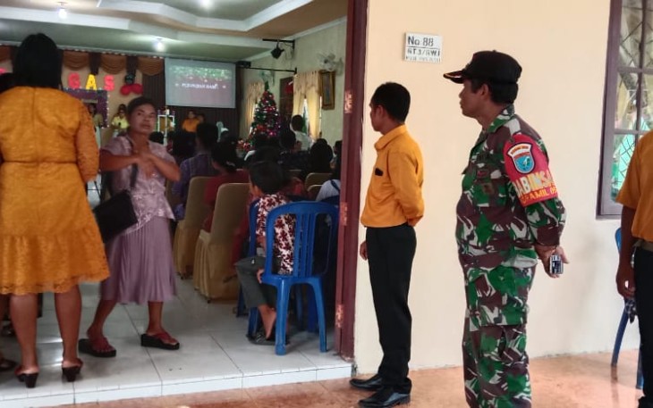 Babinsa Koramil Rungan saat Laksanakan Pengamanan Safari Natal Warga Tumbang Bunut 