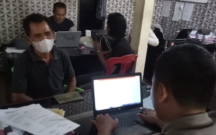 Korban saat melapor ke aparat kepolisian